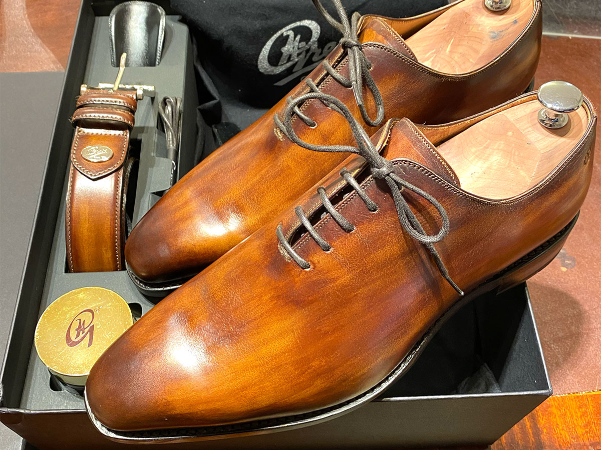 Handgeverfde leren herenschoenen met een gelaagde patina