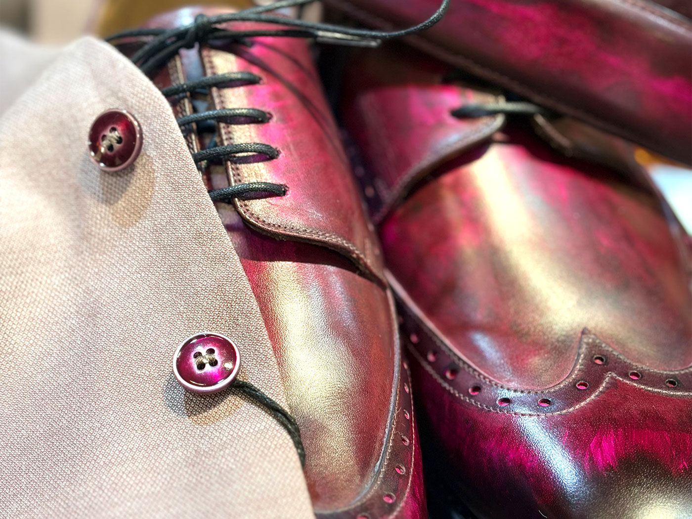 Kleur van leren schoenen afstemmen op een pak of kledingstof