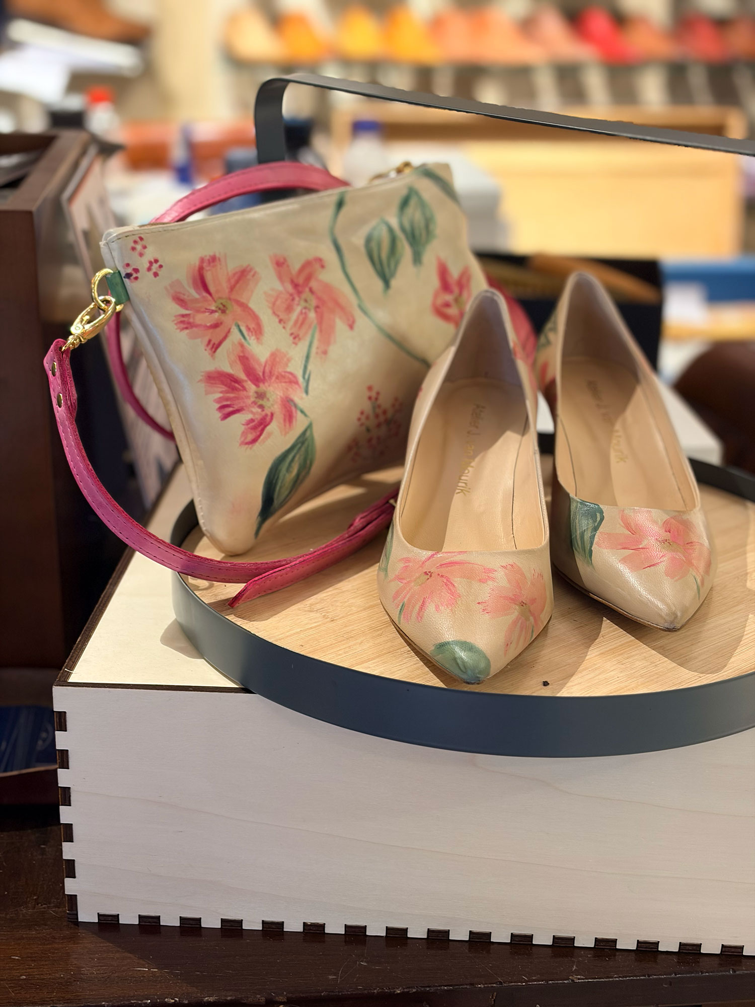 Bloemenmotief met de hand doorvertaald naar trouwschoenen en tas