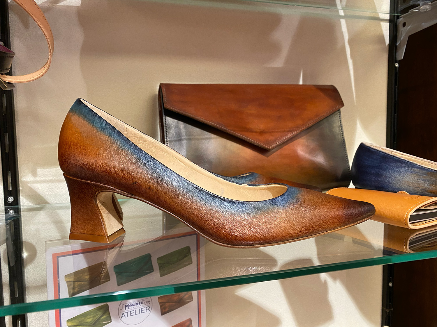 Cognac met blauwe handgekleurde pump en bijpassende tas