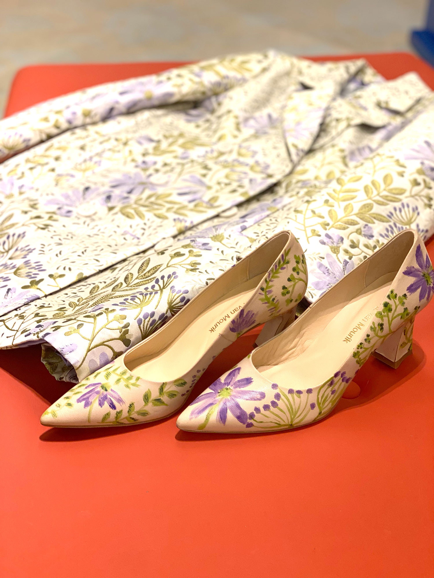 Fuchsia pumps en bijpassende tas voor een bruiloft