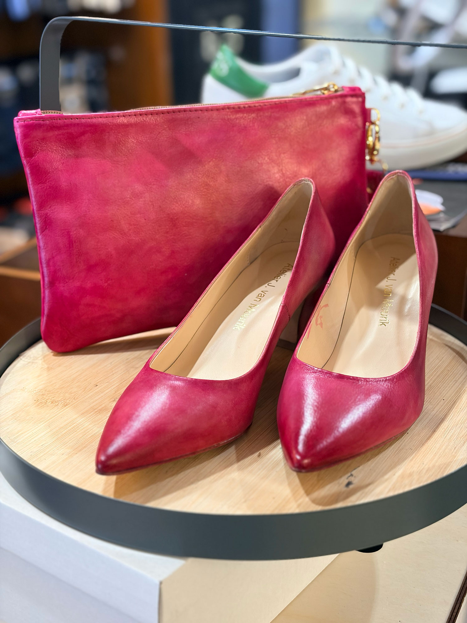 Fuchsia handgekleurde pumps met tas in dezelfde kleur