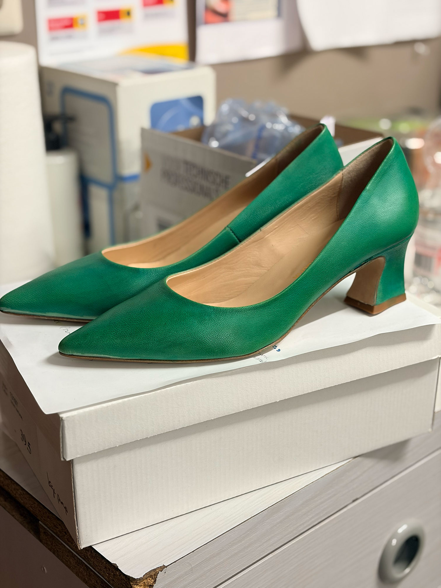 Effen groene pumps met de hand op kleur gebracht