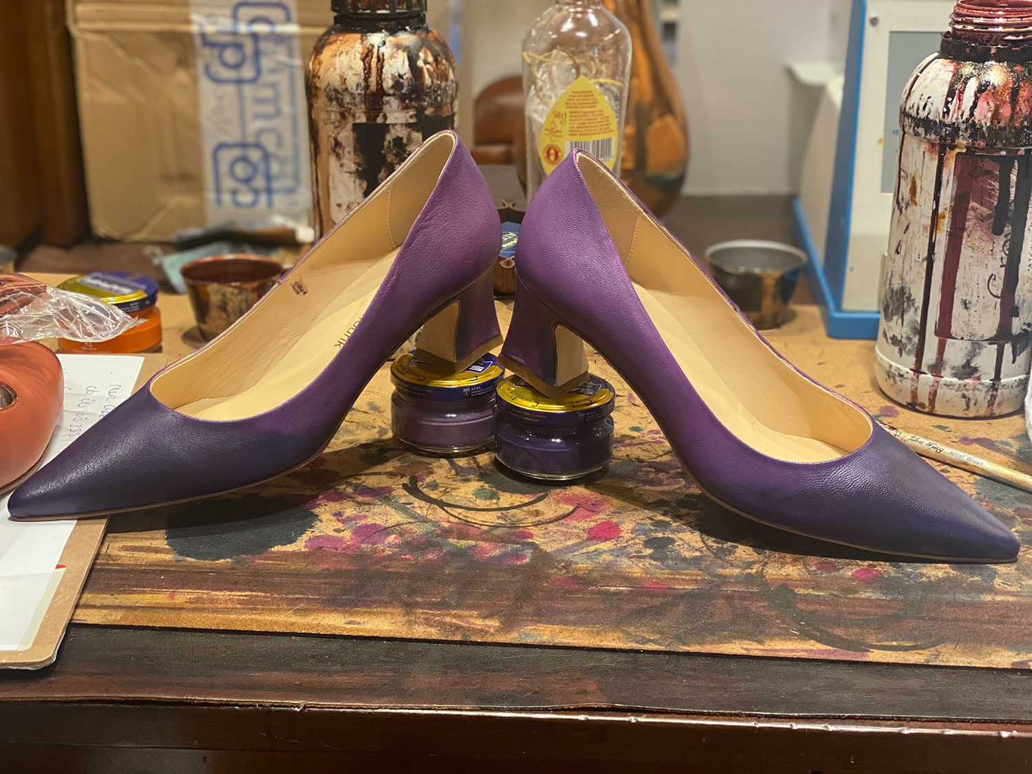 Paarse pumps met een handgemaakte donkere patina