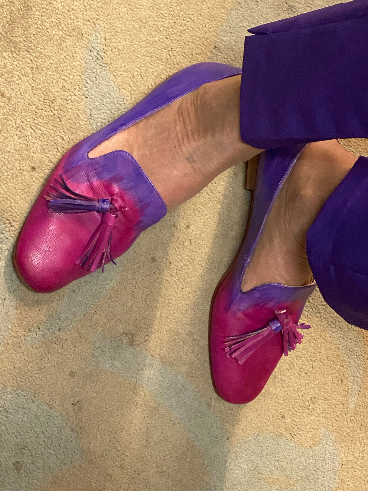 Platte roze en paarse trouwschoenen met twee flosjes