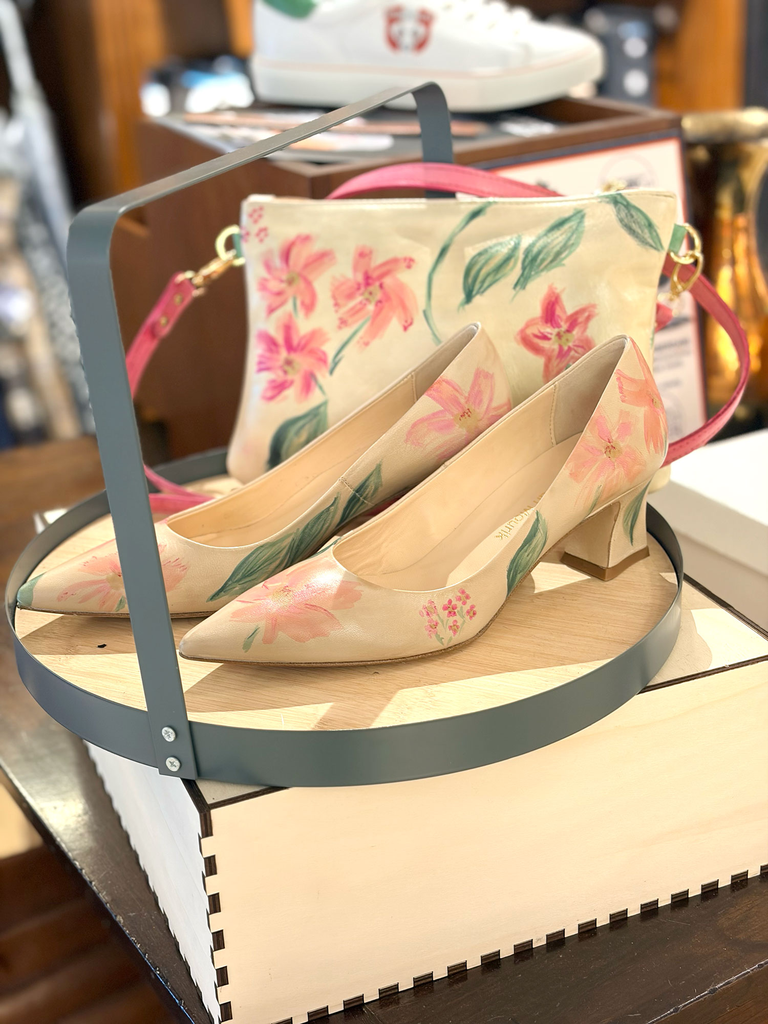 Handbeschilderde kleurrijke trouwschoenen met bijpassende tas